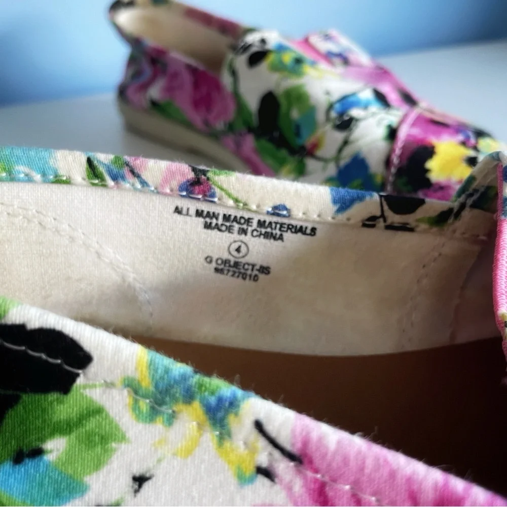 Girl’s size 4 floral dress slippers